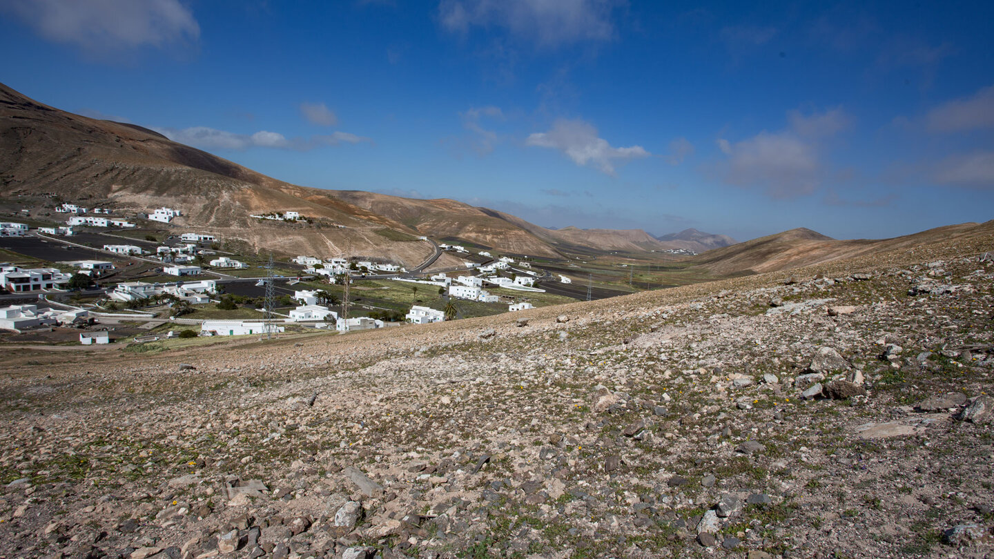 Ausblick über das Tal von Femés auf dem Weg zur Passhöhe