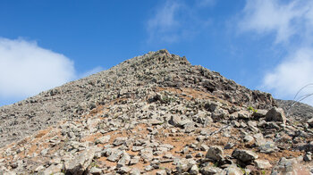 Blick zum felsigen Gipfel des Pico de la Aceituna
