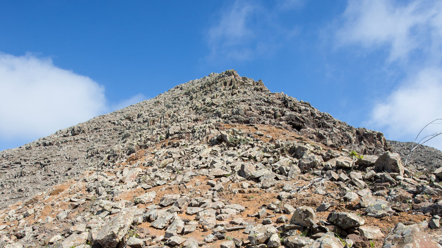 Blick zum felsigen Gipfel des Pico de la Aceituna