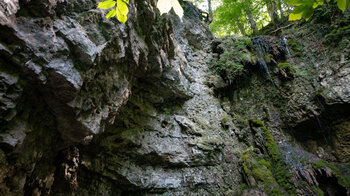 der Sturzdobel-Wasserfall in den Wutachflühen stürzt senkrecht über die Felskanten