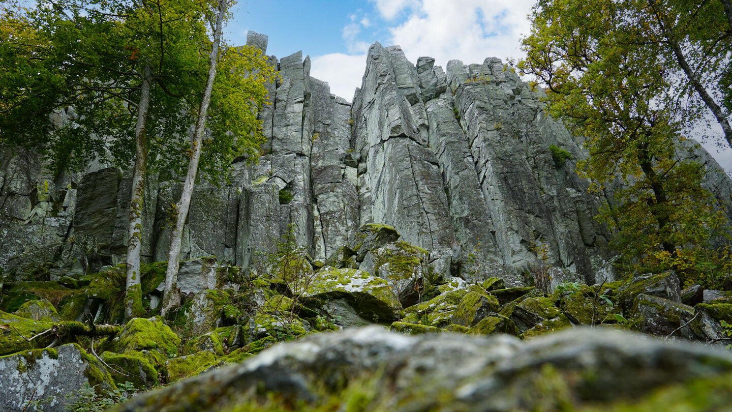 Steinwand mit bis zu 28 Meter hohen Phonolithsäulen