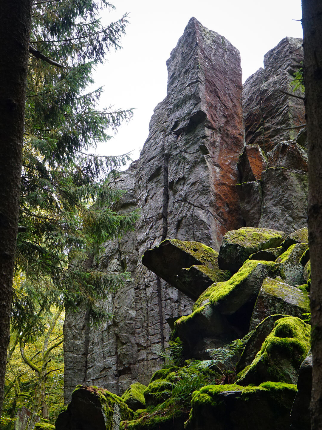manche der Steinsäulen erscheinen wie von Menschen gemacht