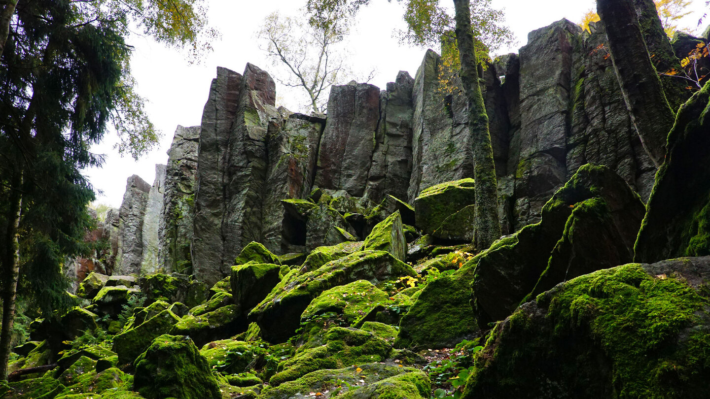 Phonolithsäulen der Steinwand wirken wie Burgmauern