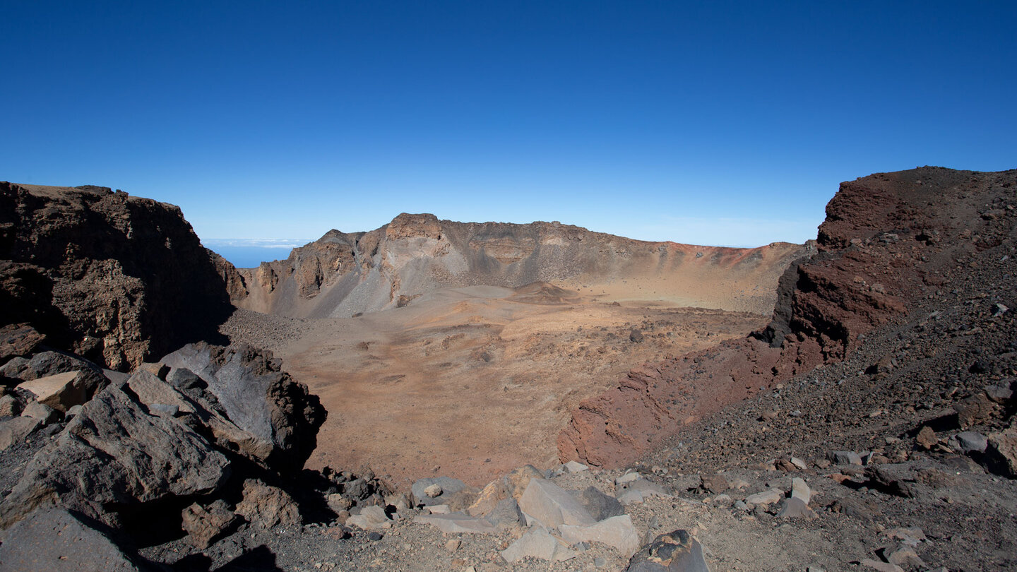 Blick in den Vulkankrater des Pico Viejo während der Wanderung