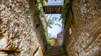 Aufgang zur Burganlage der Ruine Ramstein