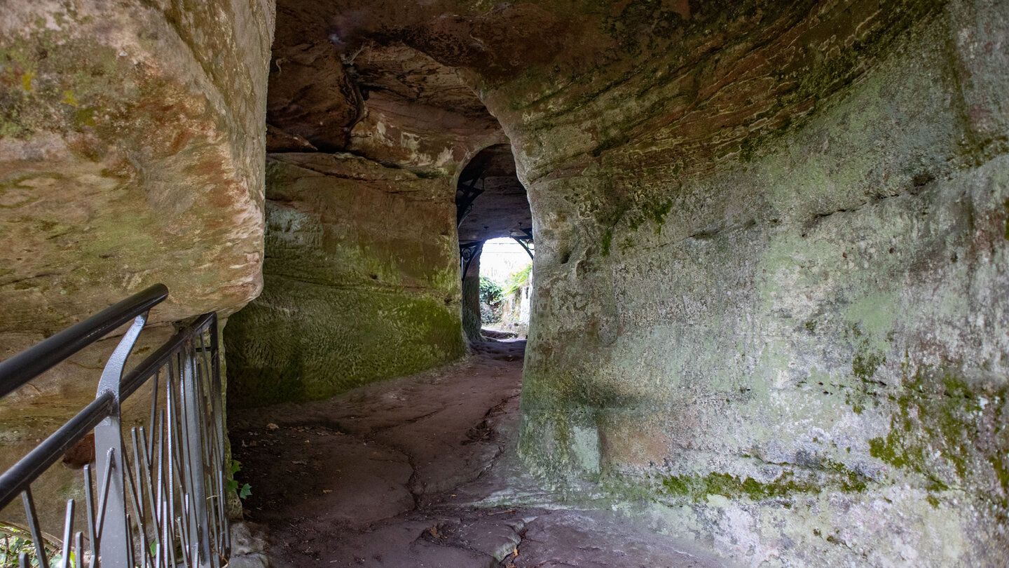 Felskammern in der Burgruine Ramstein