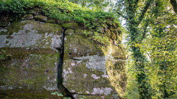 Mauerreste am Sandsteinriff der Burg Ramstein
