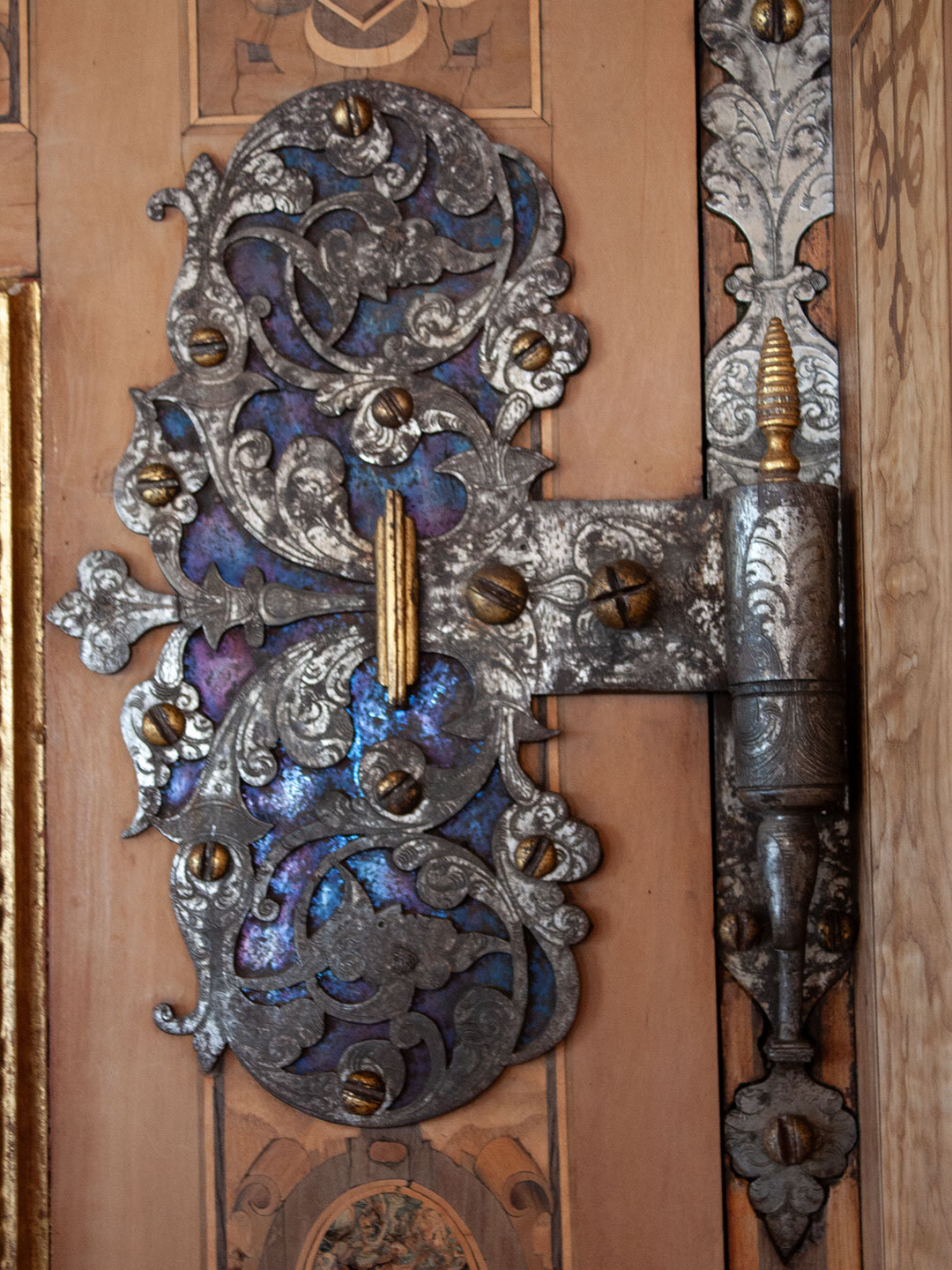 kunstvoll geschmiedetes Türband im Schloss Velthurns geschmiedetes Türband im Schloss Velthurns