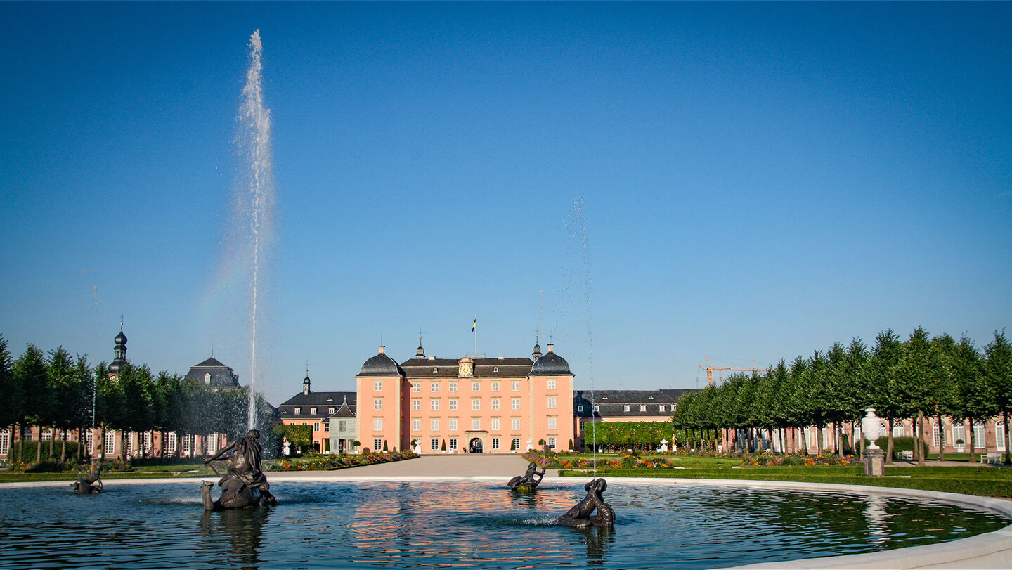 Arion-Brunnen mit Fontäne am Schwetzinger Schloss Arion-Brunnen am Schwetzinger Schloss