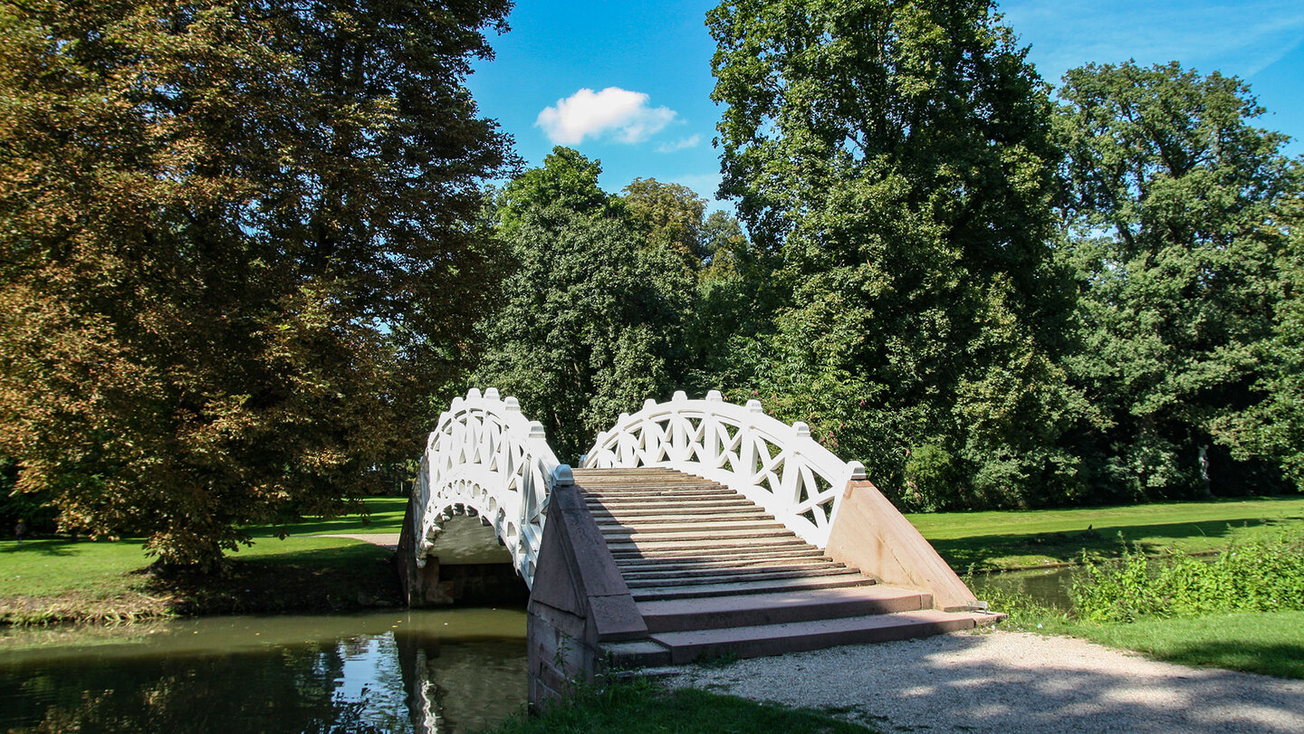 Chinesische Brücke im Volksmund Lügenbrücke im Schwetzinger Schlossgarten Chinesische Brücke im Schwetzinger Schlossgarten