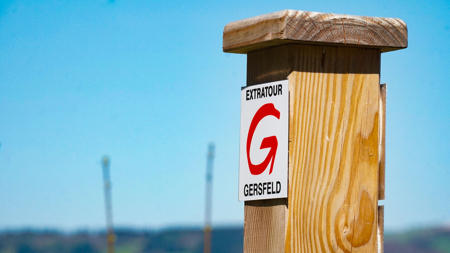Extratour Gersfeld Wegmakierung mit rotem G auf weißem Grund Extratour Gersfeld Wegmakierung - rotes G auf weißem Grund