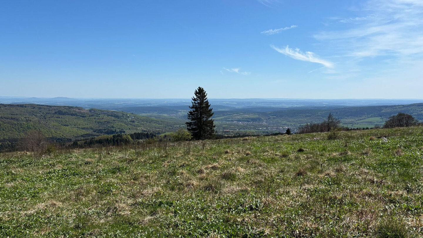 Blick von der Hohen Hölle im Biosphärenreservat Rhön Blick von der Hohen Hölle im Biosphärenreservat Rhön
