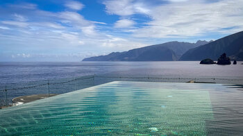 Ausblick vom Infinity-Pool im Hotel Aqua Natura Bay auf Madeira