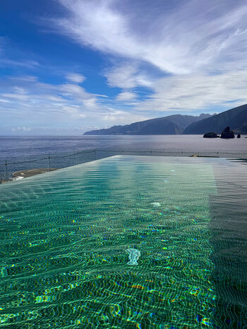 im Infinity-Pool des Aqua Natura Bay Hotels in Porto Moniz genießt man eine spektakuläre Aussicht