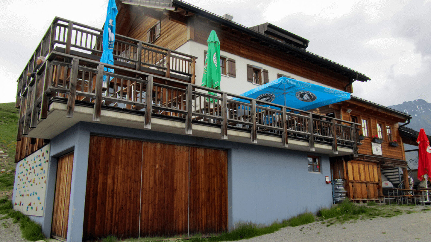 die Riffelseehütte liegt auf etwa 2.289 Metern Höhe oberhalb des Riffelsees im hinteren Pitztal die Riffelseehütte am Riffelsee im hinteren Pitztal