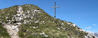 schmaler Pfad zum Gipfel des Sarlkofel in den Pragser Dolomiten