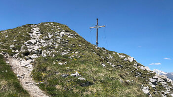 schmaler Pfad zum Gipfel des Sarlkofel in den Pragser Dolomiten