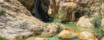 Wasserbecken mit Wasserfall am Poza Central in der Schlucht des Rio Verde