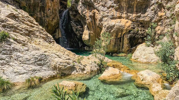 Wasserbecken mit Wasserfall am Poza Central in der Schlucht des Rio Verde