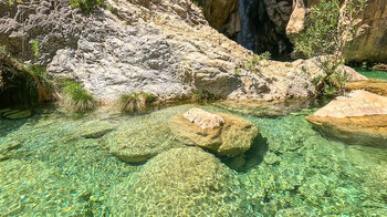 Smaragdgrünes Wasserbecken Poza Central - Rio Verde Granada - Sunhikes