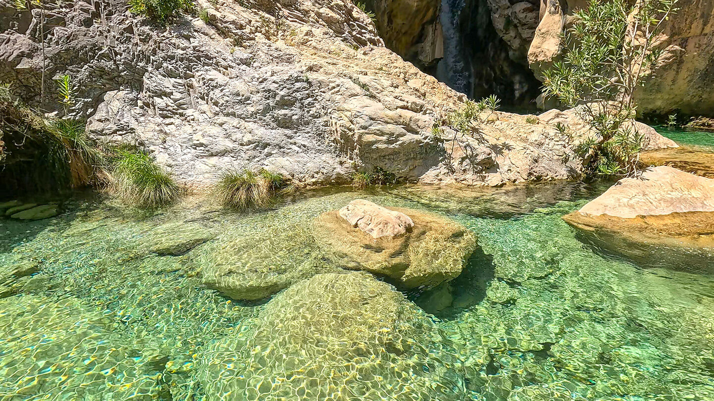 Smaragdgrünes Wasserbecken Poza Central - Rio Verde Granada - Sunhikes Smaragdgrünes Wasserbecken Poza Central - Rio Verde Granada - Sunhikes