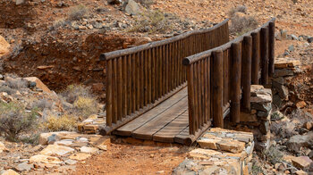 Brücke über ein Trockenbachbett am GR 131