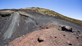 Hauptkrater der Narices del Teide mit Blick auf den auch Chahorra genannten Pico Viejo