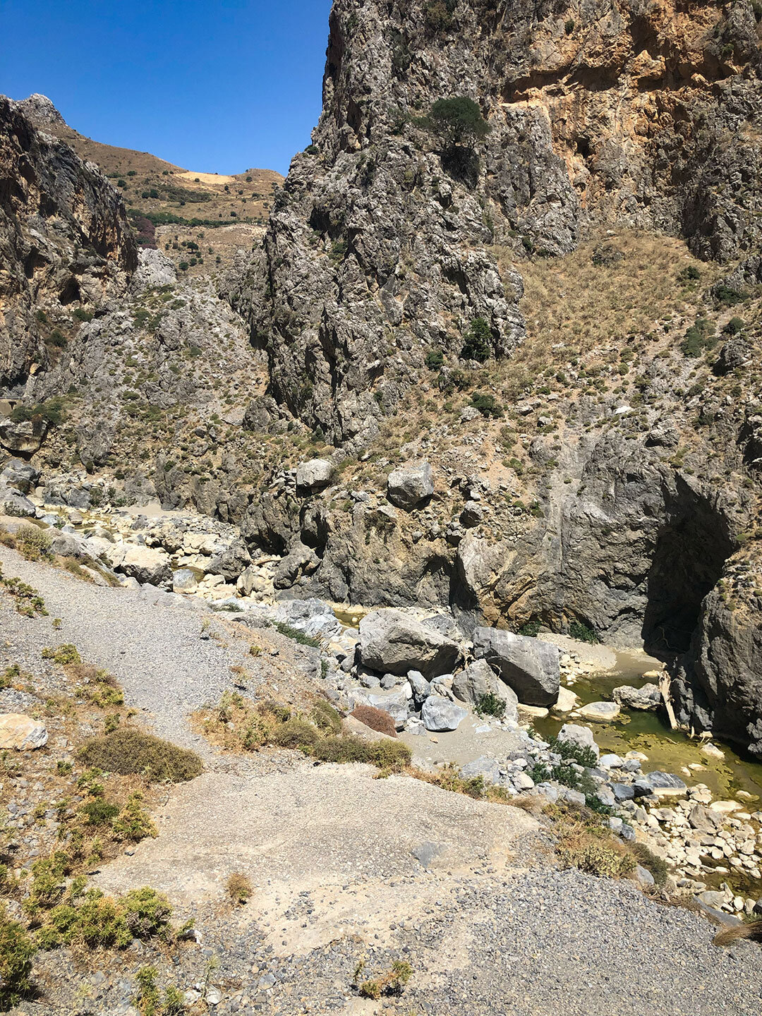 Bachlauf am Wanderweg zum Dorf Komitades