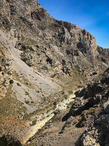 die Imbros-Schlucht öffnet sich vor dem Dorf Komitades