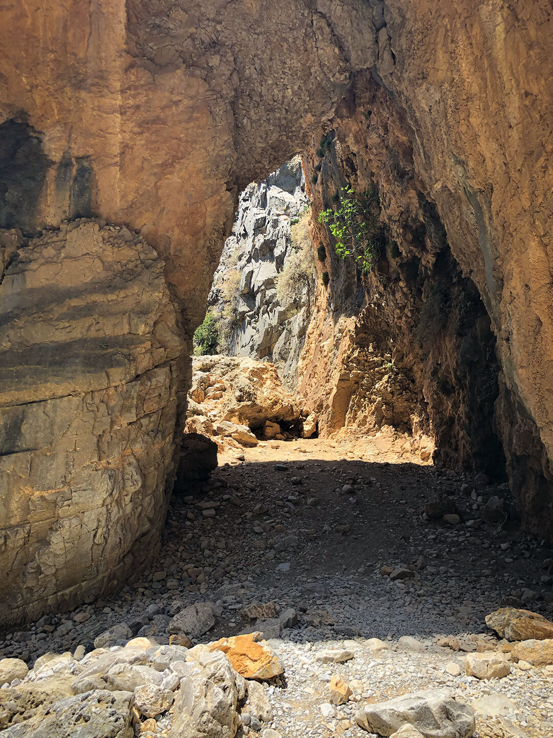 Blick durch das Felsentor in der Imbros-Schlucht auf Kreta