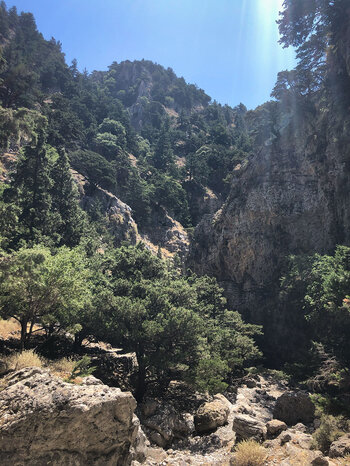 offener Teil der Imbros-Schlucht mit Ausblick auf die Felslandschaft