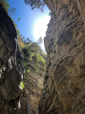 die Wände der Imbros-Schlucht ragen schwindelerregend hoch auf