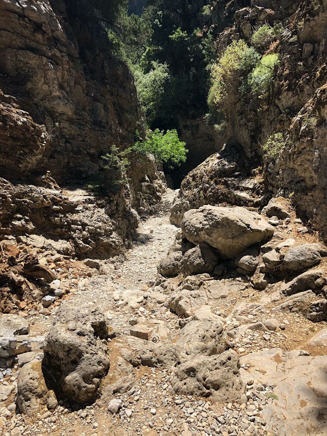 der Eingang der Imbros-Schlucht ist von Felsbrocken flankiert