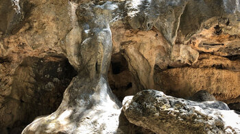 von Wind und Wasser geformte Felsformationen