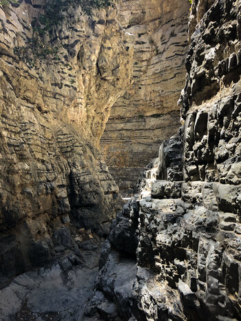 die Steinstruktur an den Felsflanken der Imbros-Schlucht