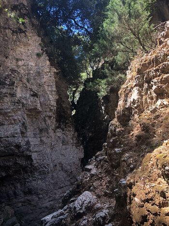 enger Durchlass mit steilen Wänden in der Imbros Schlucht auf Kreta