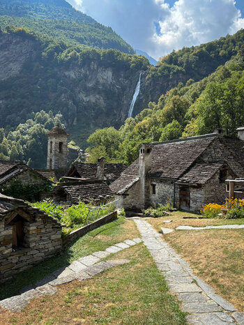 Foroglio mit dem Wasserfall im Hintergrund