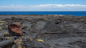 Ausblick über das Lavameer an der Südküste der Insel El Hierro auf den Atlantik