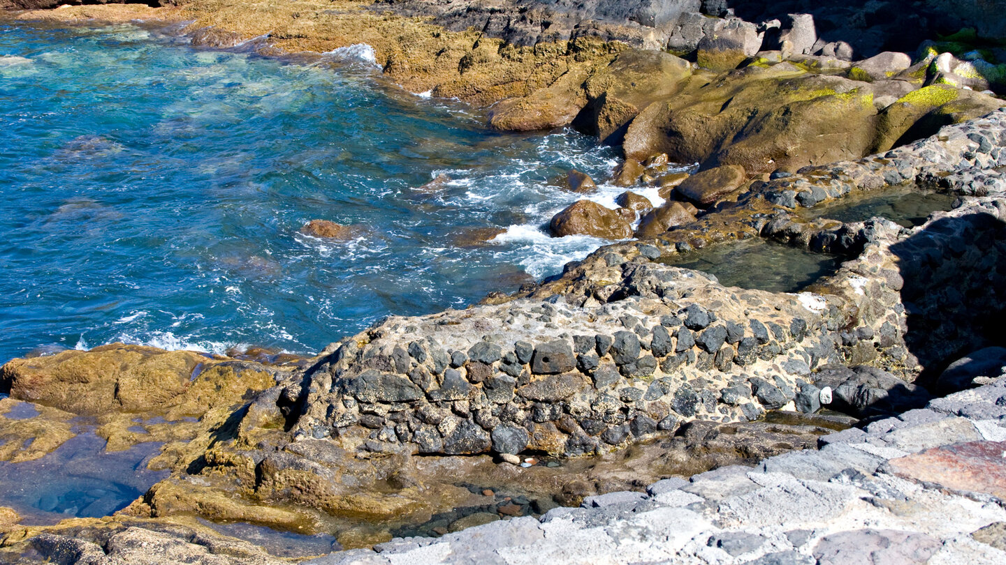 kleine gemauerte Wasserbecken am Strand der Playa de La Cueva auf La Gomera kleine gemauerte Wasserbecken am Strand der Playa de La Cueva auf La Gomera