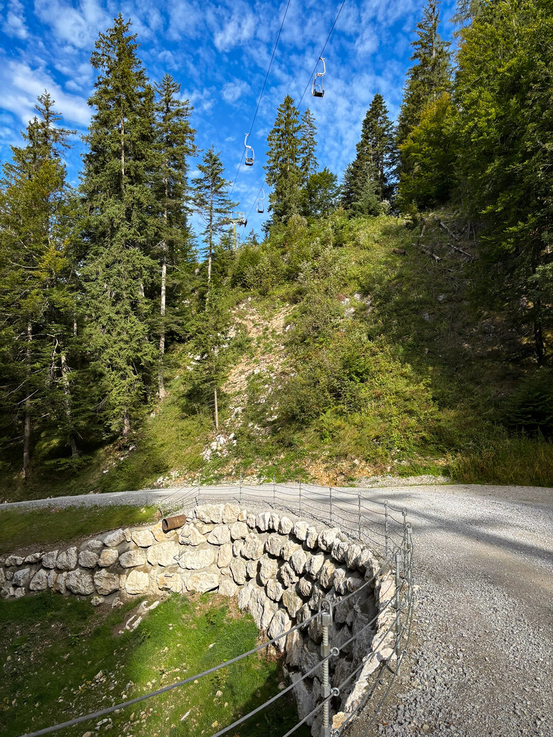Schotterstraße vor der Duxer Alm
