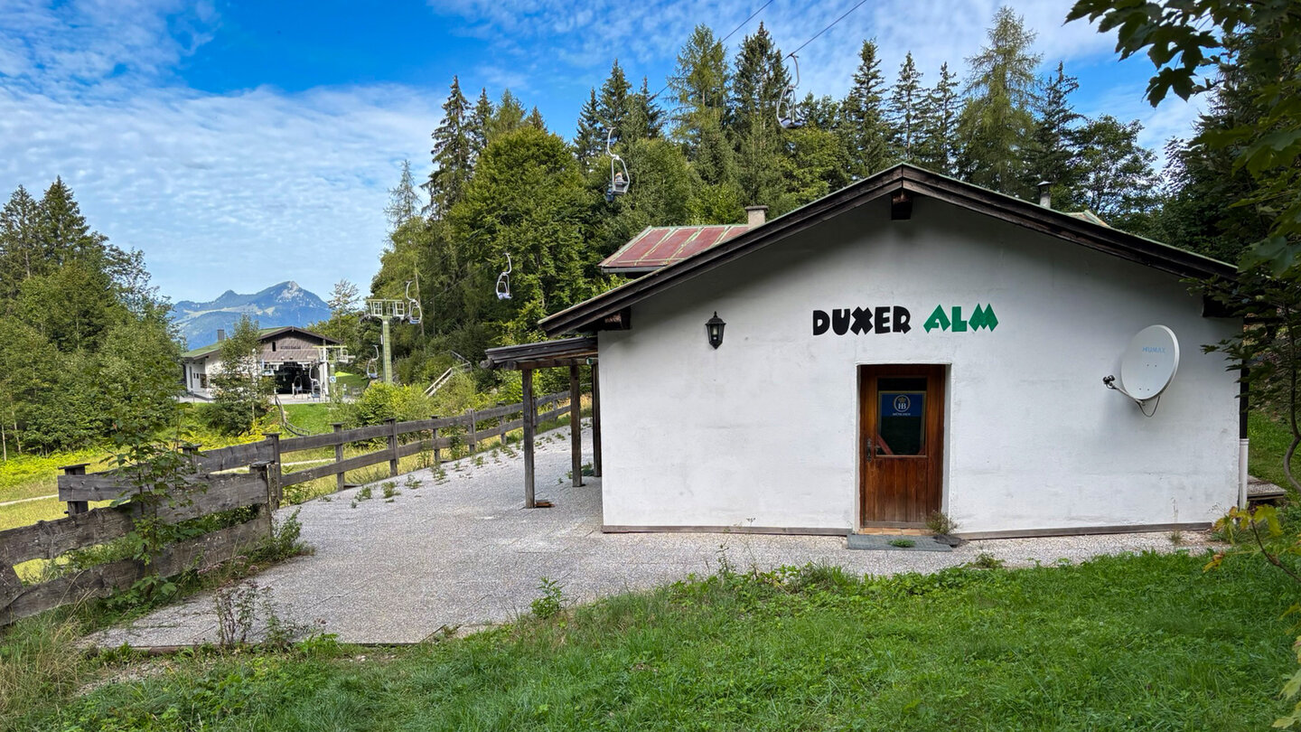 die Duxer Alm und die Mittelstation des Kaiserlifts