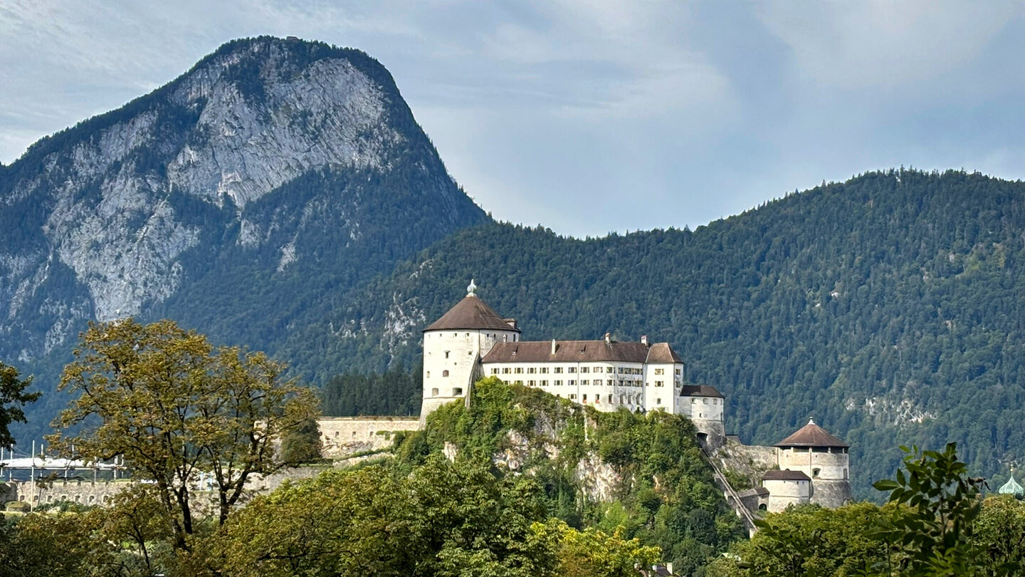 Festung Kufstein mit dem Berg Pendling im Hintergrund