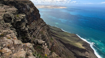 steil abfallenden Klippen des Risco de Famara am Mirador de la Caldera