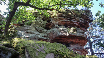 Der Westfels ist der kleinere, für Wanderer zugängliche Teil des Rödelstein-Massivs.