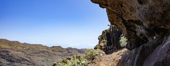 der Höhenwanderweg verläuft entlang steiler Felswände