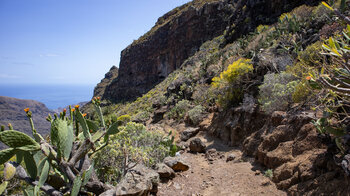 Wanderroute unterhalb steiler Felsklippen