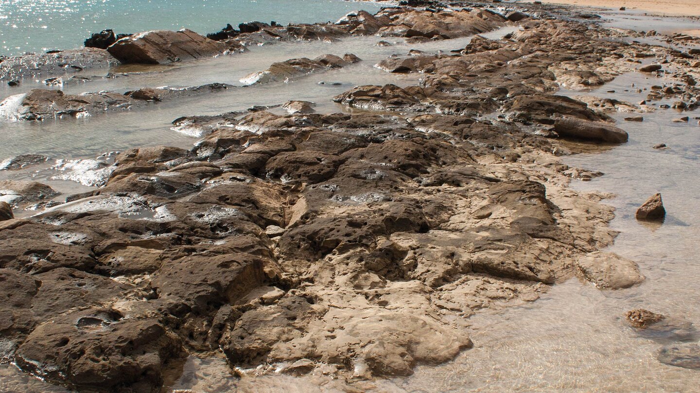 die Felsformationen werden bei Ebbe am Playa el Salado auf La Graciosa freigelegt