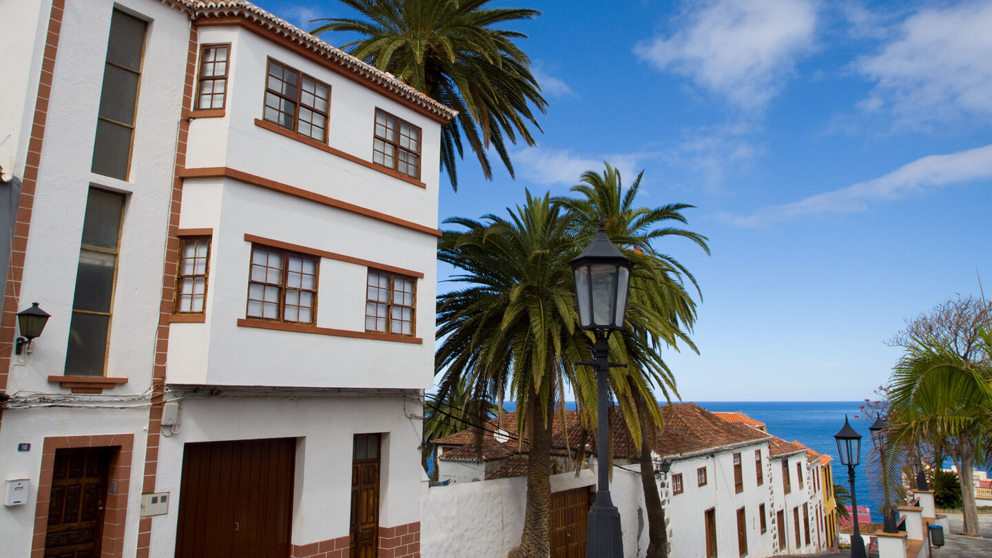 typische Gasse mit Blick auf den Atlantik in San Andrés auf La Palma