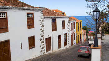 typische Gasse mit schönen Hausfassaden in San Andrés auf La Palma