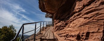 Weg entlang des Burgfelsens des Château du Falkenstein